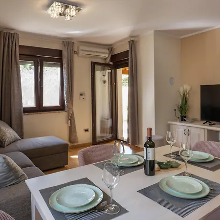 Sara S Vrtom Apartment *